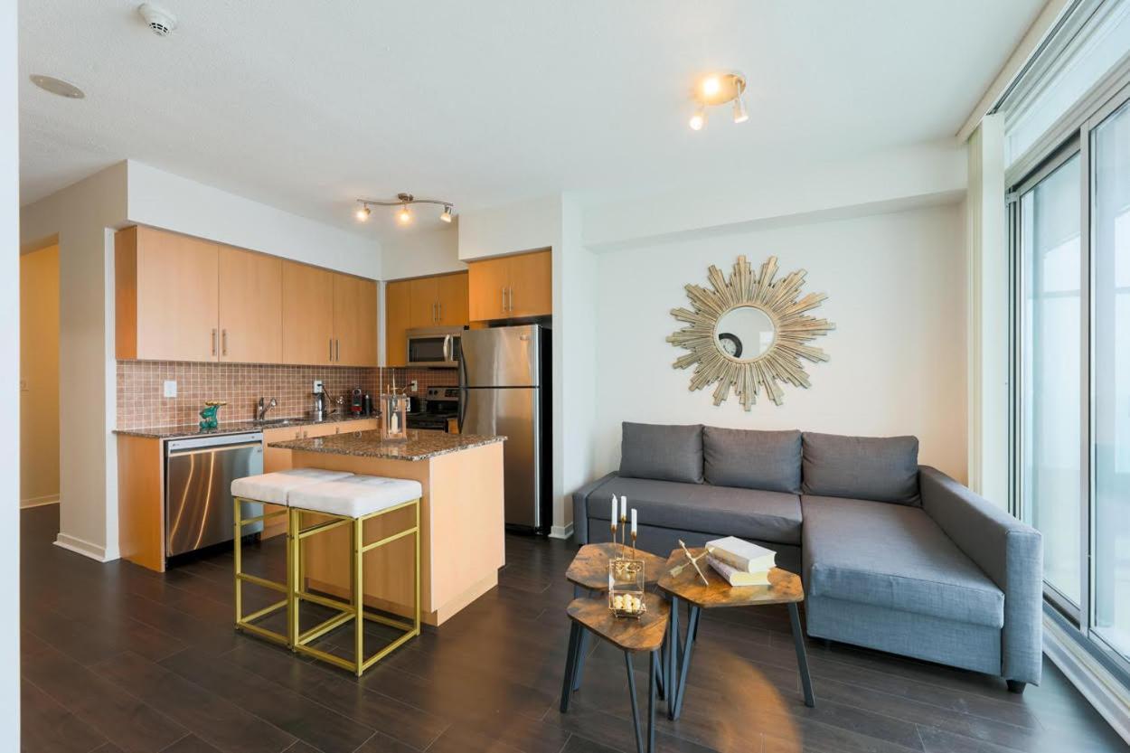 Skyline Elegance Condo Toronto Exterior foto