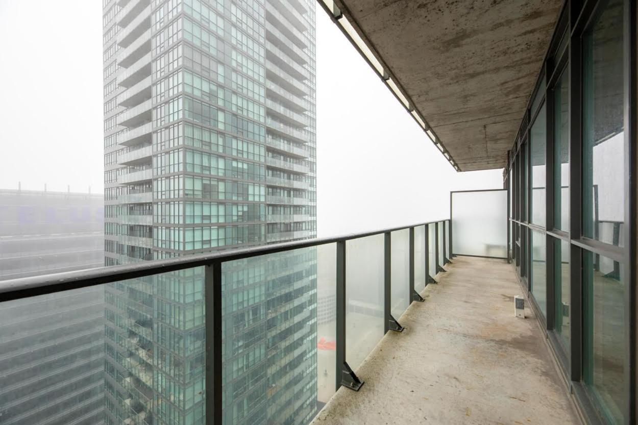 Skyline Elegance Condo Toronto Exterior foto