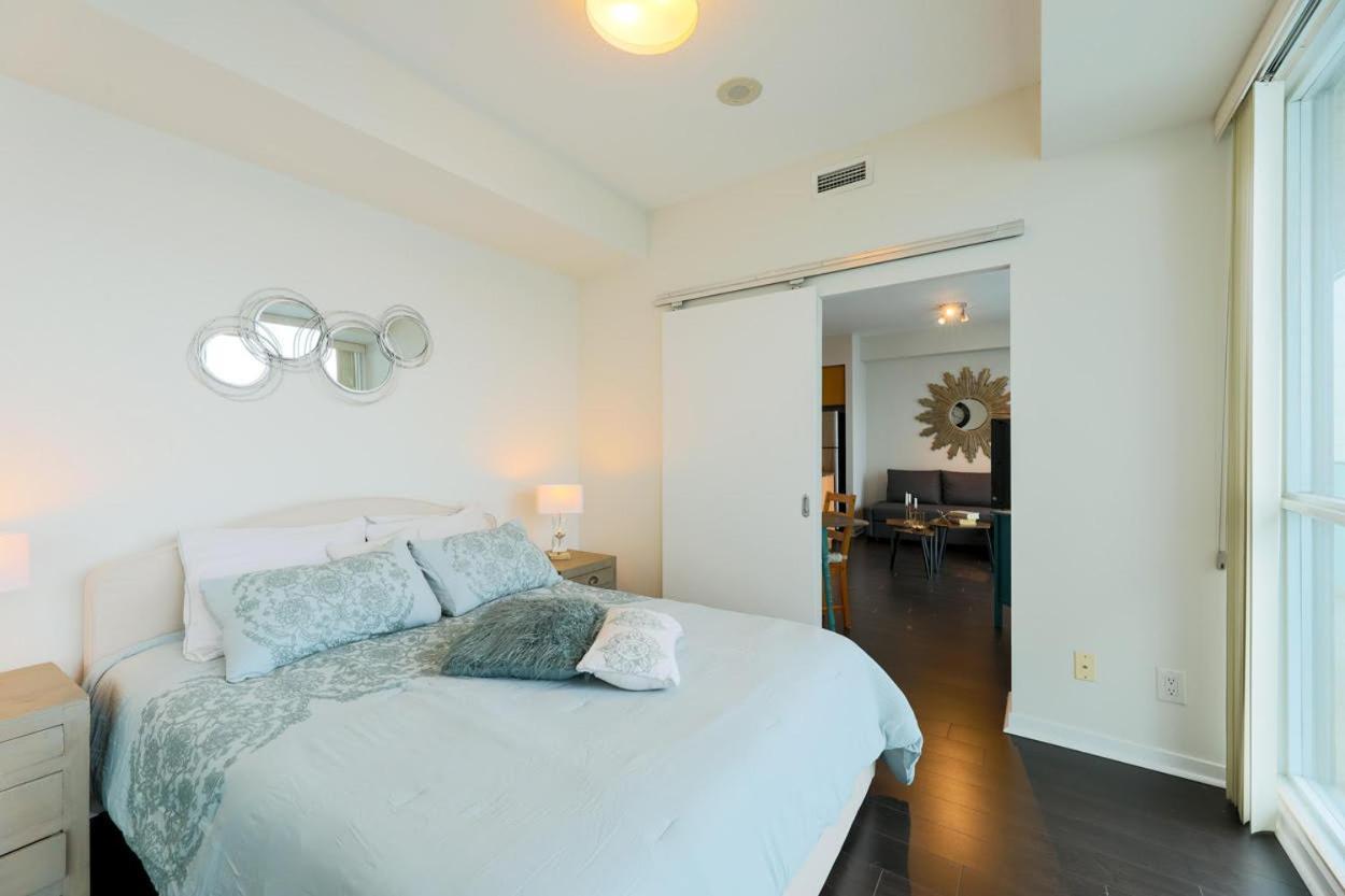 Skyline Elegance Condo Toronto Exterior foto